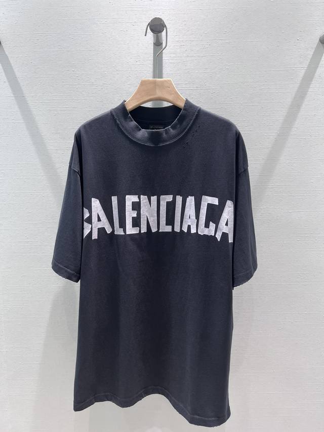 Balenciag* 24Ss春夏新款 美工胶饰印花圆领短袖t恤 复古平纹布，正面和背面 Tape Type 徽标 美工胶3D视觉 磨损洗旧效果 宽松版型 男女 - 点击图像关闭