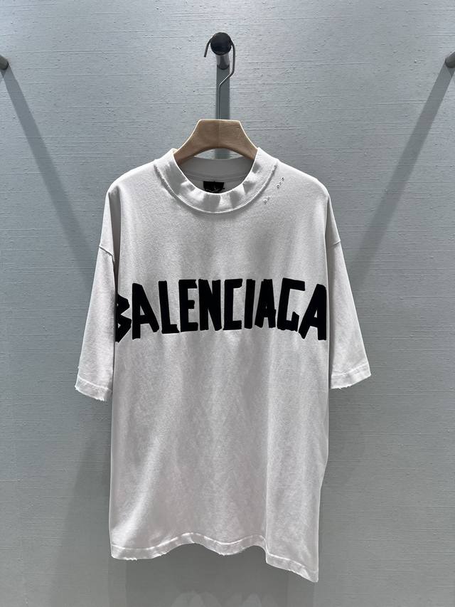 Balenciag* 24Ss春夏新款 美工胶饰印花圆领短袖t恤 复古平纹布，正面和背面 Tape Type 徽标 美工胶3D视觉 磨损洗旧效果 宽松版型 男女