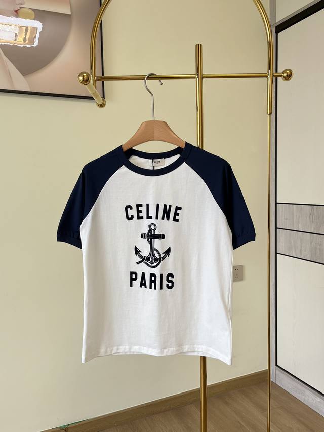 Celine 植绒字母t恤 闭眼省钱系列 永不过时的经典 作为内搭来穿真的很绝 100%棉面料，精纺高支薄软细棉， 摸起来柔软细腻~不僵不厚不硬， 软糯细腻不失