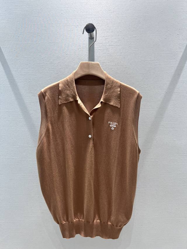 Prad* 24Ss春夏新品！针织背心zp￥14600购入 这款丝质针织polo衫拥有时尚精致的细节无袖款式点缀撞色刺绣字母徽标，散发轻松休闲的魅力采用德国进口