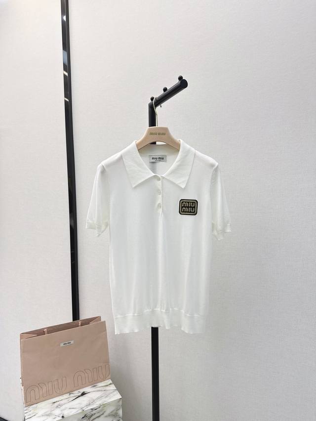 减龄神器 Miu 24Ss 春夏最新款polo针织衫减龄必备～～夏季最佳选择！天丝针织面料 轻薄质感舒适透气 显瘦百搭日常约会都ok 休闲也高级！搭配牛仔裤非常