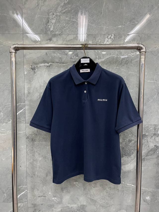 刺绣标polo 藏蓝色 最高品质miumiu 24Ss 爆款字母刺绣短袖polo衫 Yb购入打版，采用纯棉珠地面料，100%棉，胸口饰有撞色品牌标识刺绣徽标，经