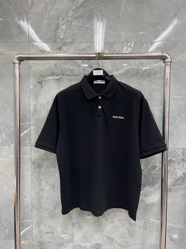 刺绣标polo 黑色 最高品质miumiu 24Ss 爆款字母刺绣短袖polo衫 Yb购入打版，采用纯棉珠地面料，100%棉，胸口饰有撞色品牌标识刺绣徽标，经典