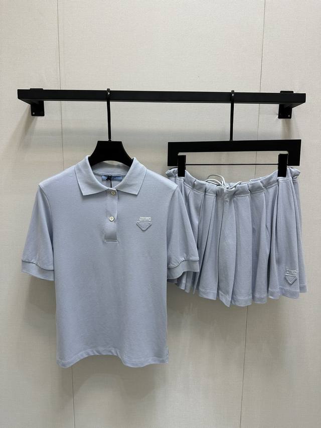 Prad* 24Ss春夏新品套装。轻薄珠地棉休闲polo衫+半裙一套轻松穿出休闲减龄感，定染很奶系的，显白无敌！三角标突出品牌特色，非常适合夏天的一套。Sml - 点击图像关闭