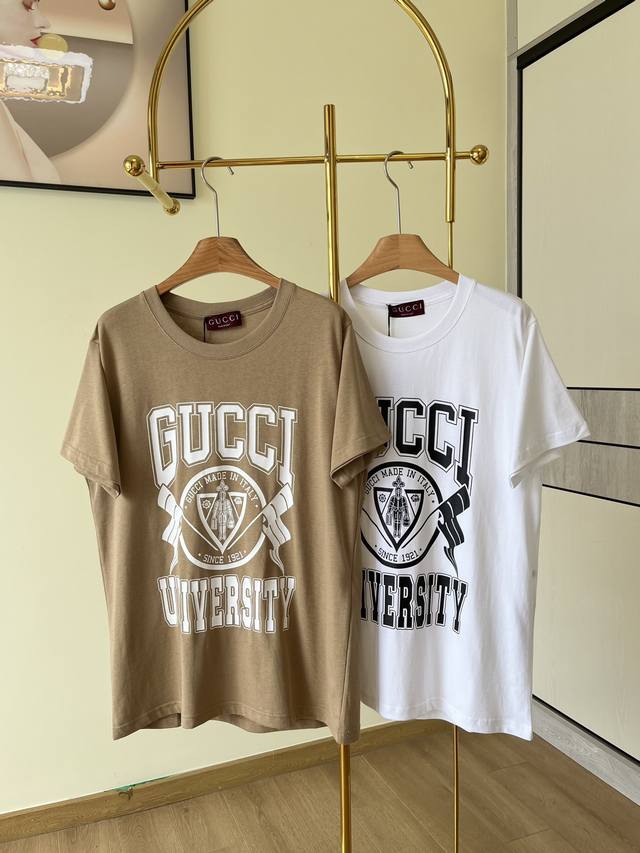 Gucci 字母印花t恤 经典oversize版型 显瘦百搭~ 无性别中性风 男女都可以轻松驾驭 全棉面料亲肤透气对色定织定染经过高温环保定型处理，高温洗水手感