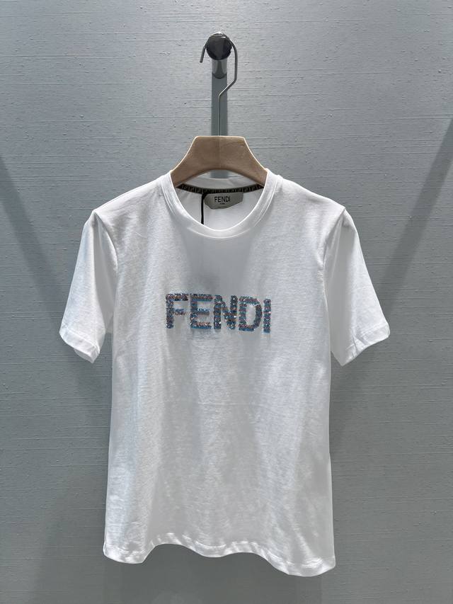 Fend* 24Ss春夏新款 亮片字母圆领短袖t恤 舒适棉质面料，惬意随意，百搭显瘦、简约自由充满活力，低调有品、上身显的不那么单调，行走间松弛随性态度，真的不