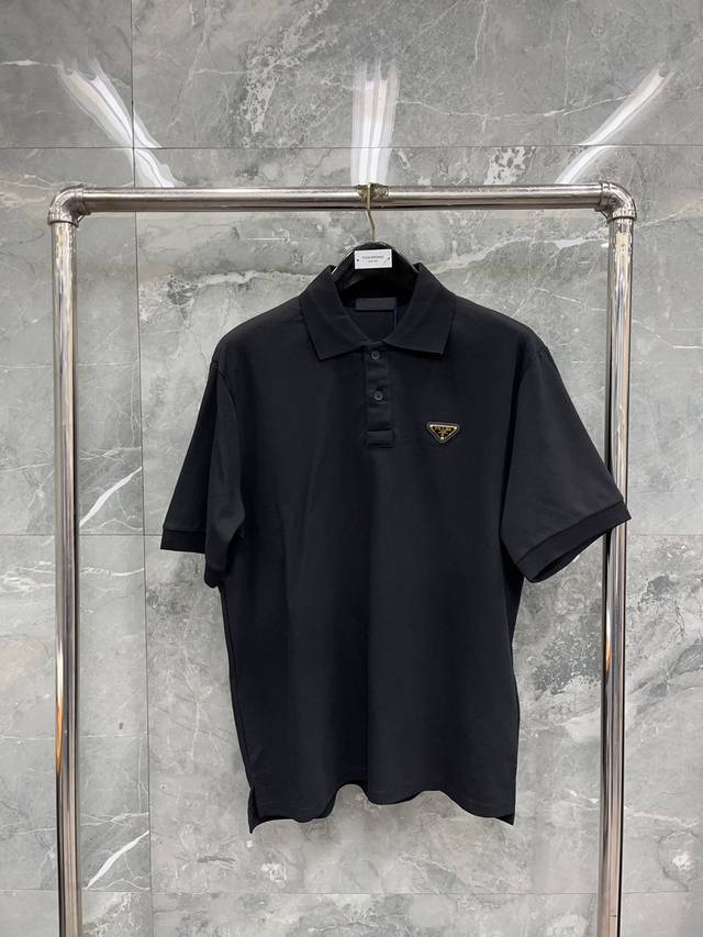 三角标polo 黑色 最高品质prad* 三角金标polo衫 采用40支精梳双珠地面料，定织定染螺纹。标志性三角形徽标点缀正面 码数：Xs-L - 点击图像关闭