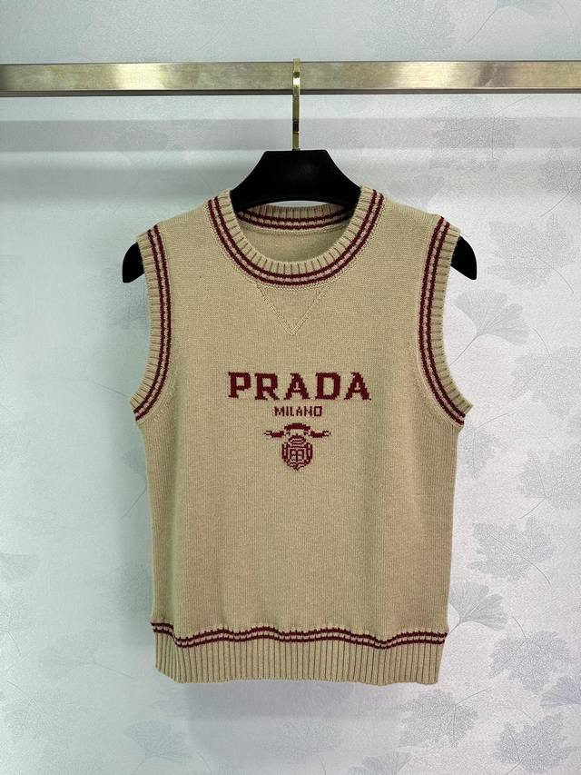 Prad*24夏季新款针织马甲 标志性刺绣logo 软糯舒适的面料 非常百搭！1色3码sml 。