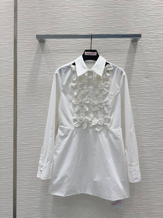 Valentin*O强烈推荐 2024Ss新款 重工花朵 一瓣瓣都充满用心 点缀出别样柔美风情 很优雅 很惬意 都市佳人低调又不失优雅气质 立体花朵非常好看！上