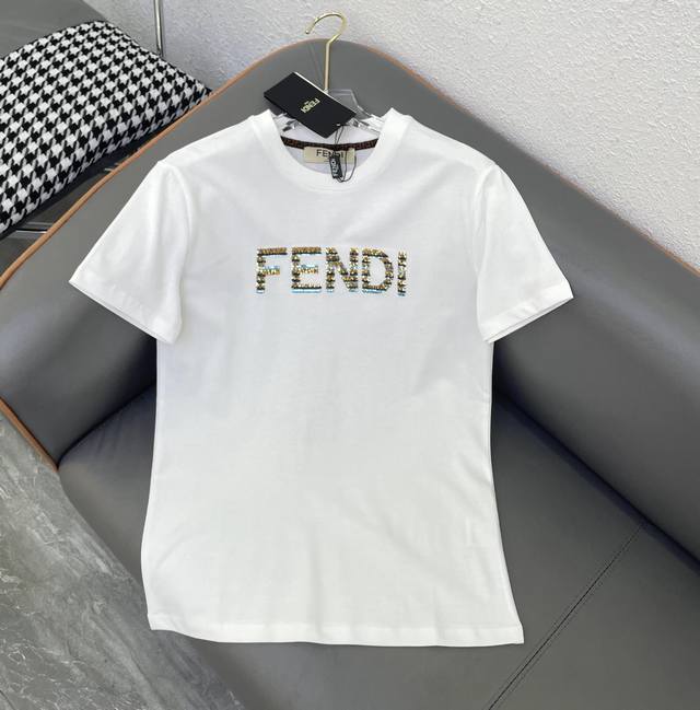 春夏款 Fendi拼色手工珠片字母百搭t恤！ 强烈推荐热卖款！ 做工品质看细节 Color：白 Size：Sml