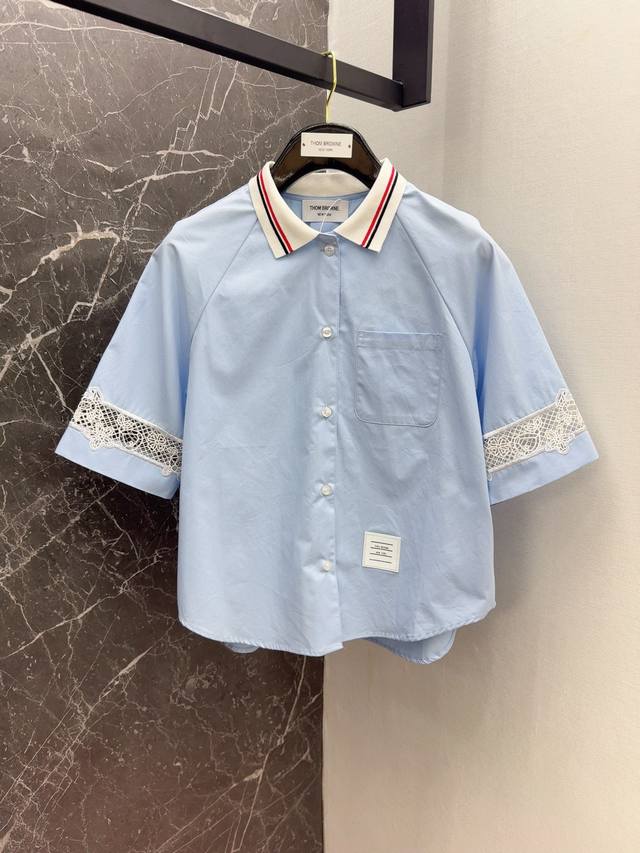 Tb 24Ss 春夏新品袖口镂空刺绣polo衫 夏季清爽百搭 清新浅蓝色上身很减龄自带腔调感 撞色条纹螺纹翻领衬衣 前短后长的宽松版型不挑人 可甜可盐学院风减龄