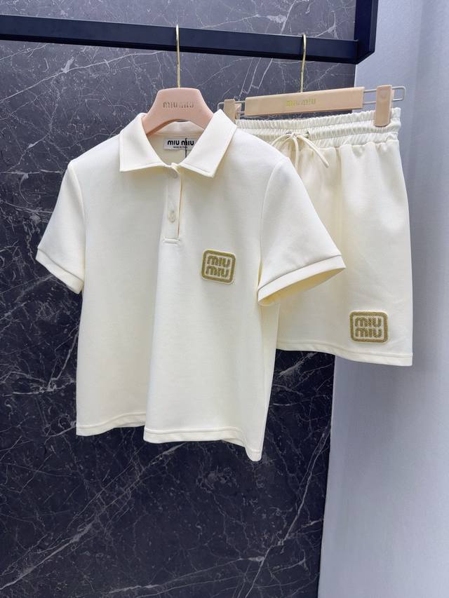 Miu 24Ss 春夏新品超好穿的一套减龄套装 刺绣金标字母装饰polo衫+松紧腰mini半裙 减龄少女风休闲慵懒兼备时髦 日常或者运动都可以 进口亲肤棉质质感 - 点击图像关闭