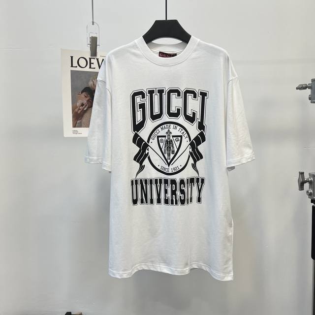 Gucci 校徽印花短袖t恤，重磅毛毡针织棉，采用15S精棉平纹面料，克重240G，“University”印花，前幅图案采用高密度弹力胶浆印，是一种结合了胶浆