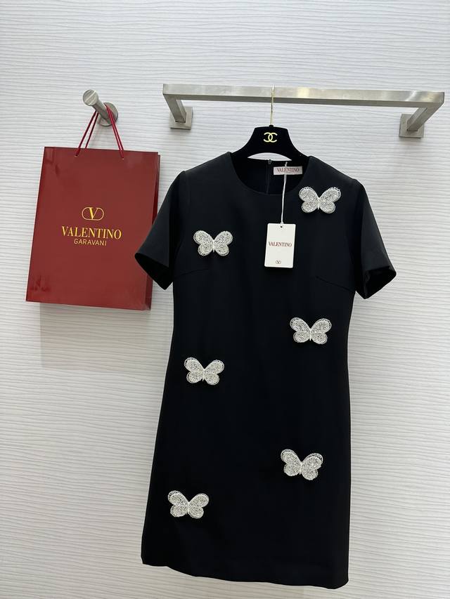 Valentin2Ss重工蝴蝶订珠圆领连衣裙 立体钉珠点缀增加质感和精致感 裙子宽松且垂坠 穿着无束缚 上身身形被无线拉长 慵懒时髦腔调 随意的好看~高品质定制