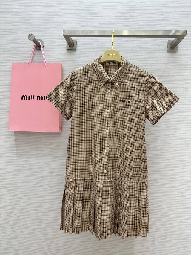 Miumi2Ss复古学院风logo徽标 刺绣百褶格纹衬衫式连衣裙 美拉德色系棕色格纹时髦帅气 原版定制色织格纹棉质面料 减龄复古女孩气质 非常吸睛有格调感 整个