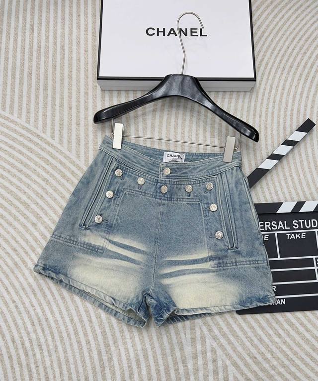 Chanel24Ss Coco Beach牛仔排扣短裤 手工高定系列牛仔 简约高级丹宁酵洗牛仔 Yb面料 富有肌理感的面料质感超赞定制镀银logo纽扣立体剪裁