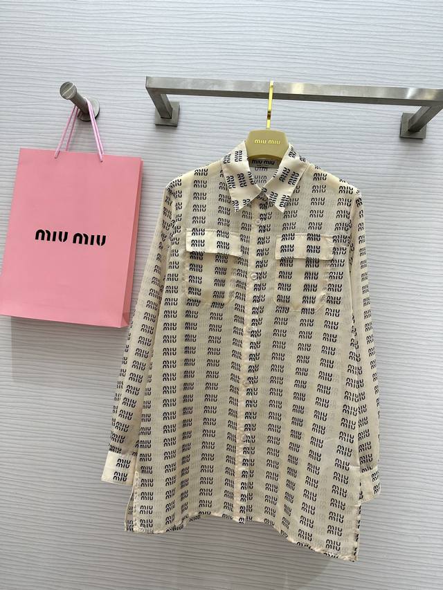 Miumi2Ss Logo字母印花防晒衬衫 很推荐！！老花图案很吸睛 洋气又带时髦感 是廓形的bf风版型 面料很轻薄 带有微透的效果 自带小性感 叠穿各种衣服当