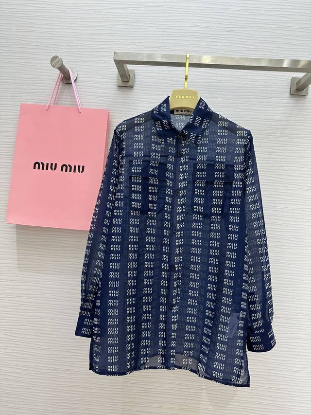 Miumi2Ss Logo字母印花防晒衬衫 很推荐！！老花图案很吸睛 洋气又带时髦感 是廓形的bf风版型 面料很轻薄 带有微透的效果 自带小性感 叠穿各种衣服当