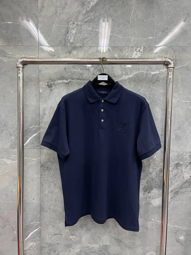 基础款polo 深蓝 出货iv 刺绣polo 纯手工订制纽扣，防伪细节到位三标原版定制，袖口织带 码数：M-Xxl