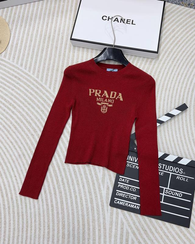 Prada24Ss酒红色字母长袖薄针织衫，爆款针织长袖短款针织衫 定染定织酒红色 复古配色超显白 薄款的料子 早秋必备 进口机提花logo 大弹力显瘦竖条纹 区