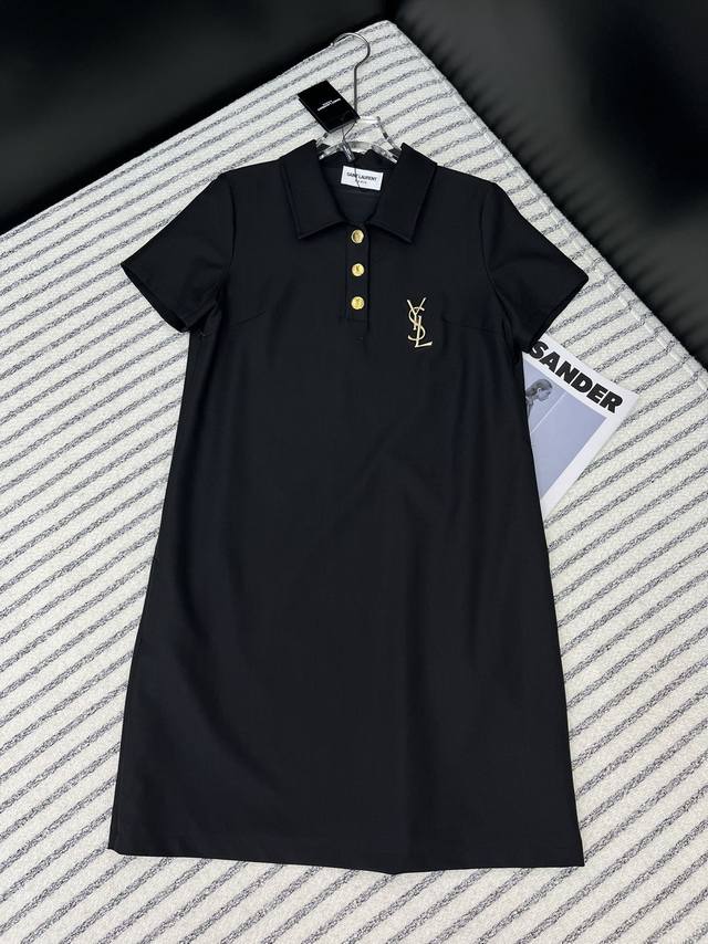 日常休闲穿搭 Ysl24夏季新款 简约大气翻领连衣裙 一件式穿搭时髦指南针 简约翻领宽松版型 可以说是完全不挑人的款式 藏肉显瘦效果在线 胸前金属logo胸针