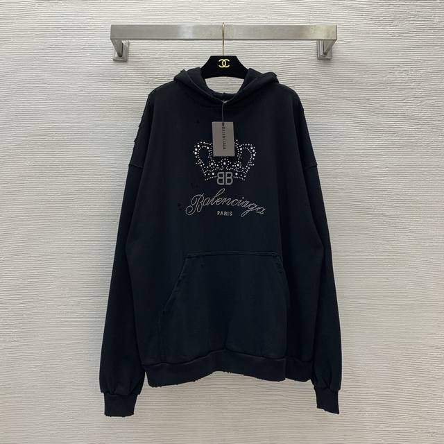 款号d24071284 Balenciag*巴黎家秋冬新款推荐！胸前皇冠字母logo高级闪耀烫钻 时尚个性穿孔破洞设计宽松休闲连帽长袖卫衣，内里毛圈不加绒！黑色 - 点击图像关闭