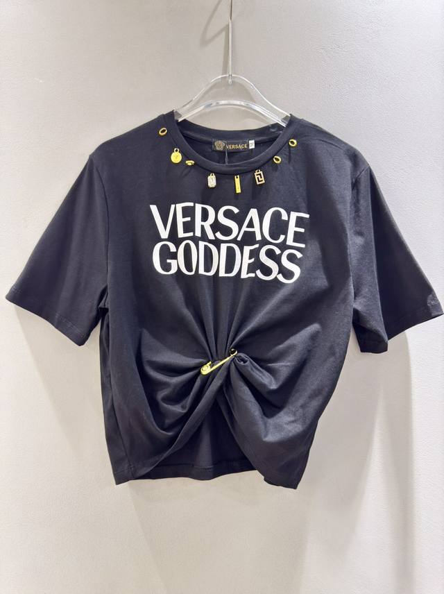 Versace 范思哲爆款系列 女士标志logo字母别针结饰褶裥休闲短袖 领口缀饰装饰 定制五金吊饰露腰t恤。Smlxl