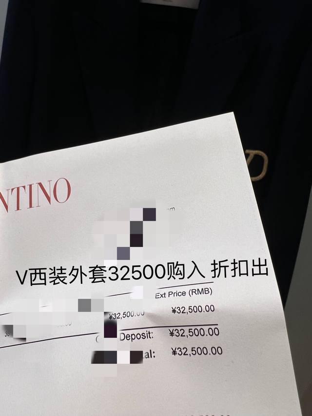 双排扣西装 黑金配色优雅大气 金色旋转纽扣 精致呼应 微垫肩羊毛材质 宽松版型显瘦利器 打造利落率性造型 码数:36.38.40 - 点击图像关闭