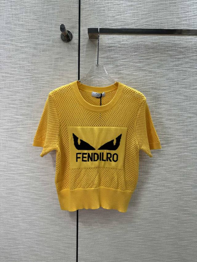 上新原单高端品质 Fend* 2024春夏最新系列！撞色logo针织短袖！标志嵌花logo质感上乘整件镂空设计透气与时尚的完美结合！展现轻盈而活泼的风格！2个色