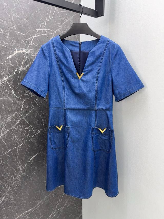 Vltn 24Ss 春夏新品v字五金扣装饰牛仔连衣裙 洋气又显白绝绝子 高腰收腰设计 三七比例巨显腿长 凹造型必备 天丝棉面料上身女人味十足 时髦感满满很推荐的