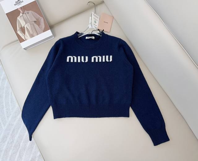 Miu**新款徽标logo羊绒上衣 定织羊绒面料 软糯亲肤 采用提花徽标大logo点缀 短款设计 洋气减龄 最高品质 欢迎对比 藏青色 Sml