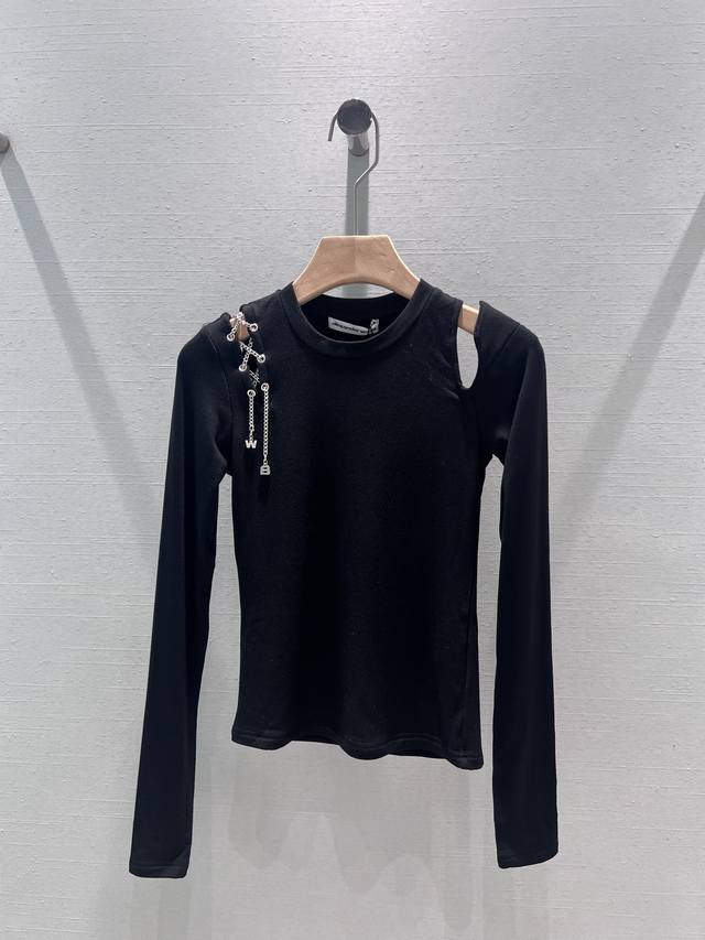 Alexander* Wang 24Fw早秋新款 黑色链条绑带设计露肩长袖打底t恤衫 面料舒服到爆 露肩+链条设计、淑女中又带些性感撩人的气息，魅力值扛扛的上升