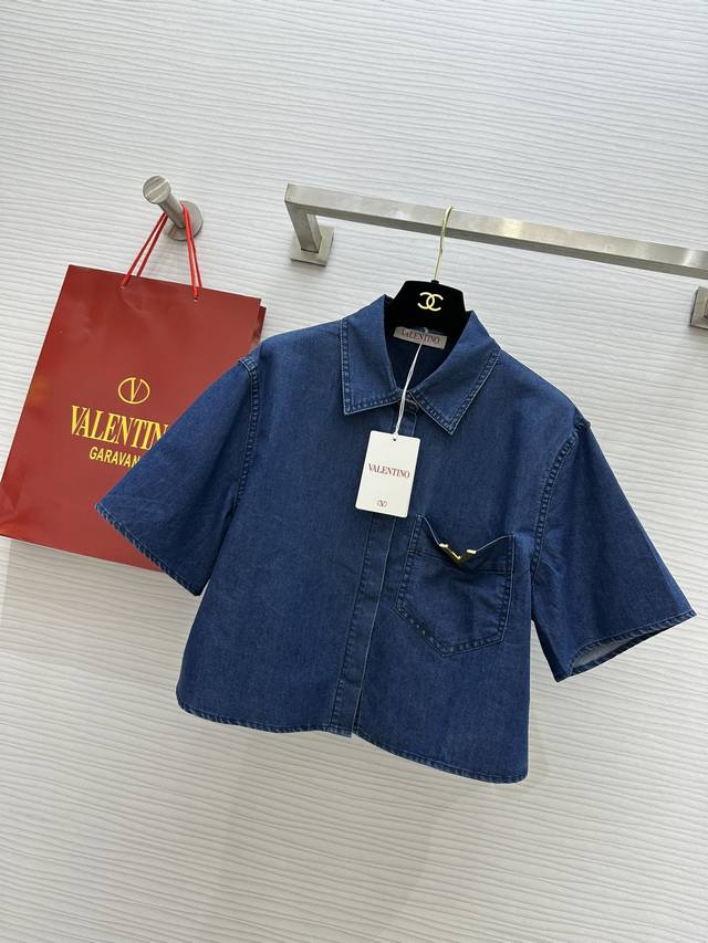 Valentin2新品 V字扣牛仔短款翻领衬衫 短款设计拉长身材比例 胸前五金字母logo点缀 定制面料轻薄舒适 复古洗水非常好看上身 青春洋溢的时髦感可甜可飒 - 点击图像关闭