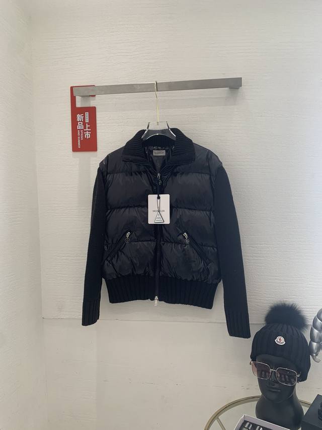 羽绒上新原单moncler 早秋新品。 专柜爆款 简约翻领羊毛针织拼接夹克单羽绒！冬天的内搭神器早秋必备单品。翻领绗缝短款版型百搭不挑人，后背大logo刺绣设计