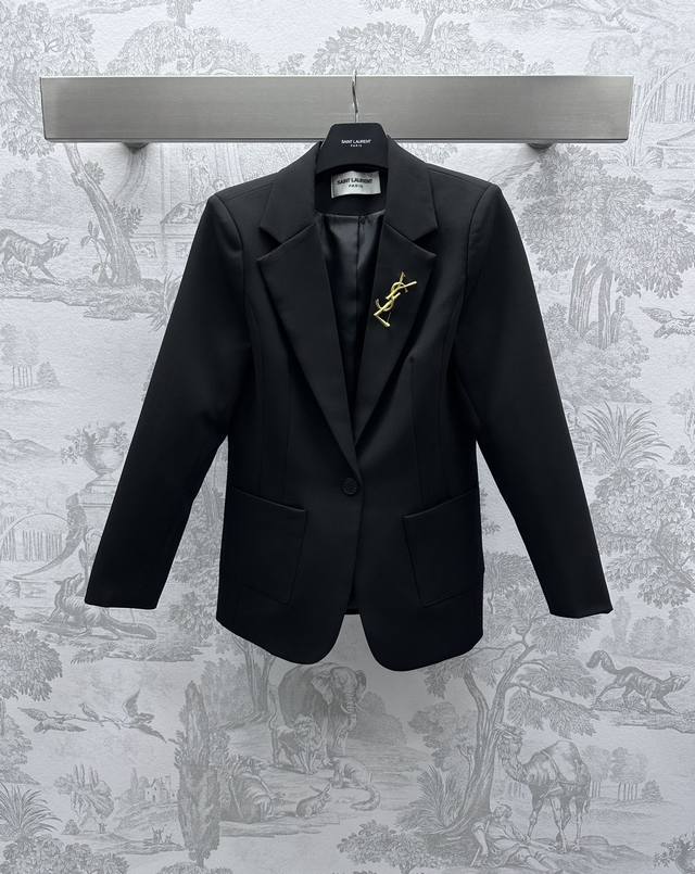 Ysl Saint Laurent*2024新品上架 胸针西服外套 定制yb进口醋酸材质 垂感光泽 品相高级 胸前饰以胸针装饰 下摆弧度收边 整体精致时髦 散发