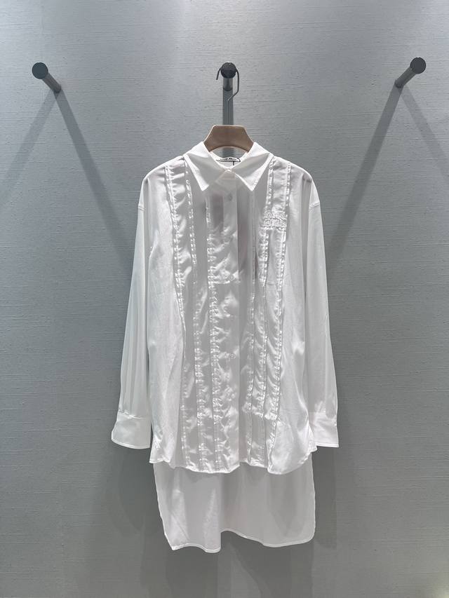 Miu*24Ss春夏新款 夏日必入单品 度假风重工木耳边浮雕刺绣廓形中长款衬衫丨独家高版出品！ 一眼沦陷法式优雅的腔调感 上身立现简约大方 自带层次时髦感的木耳