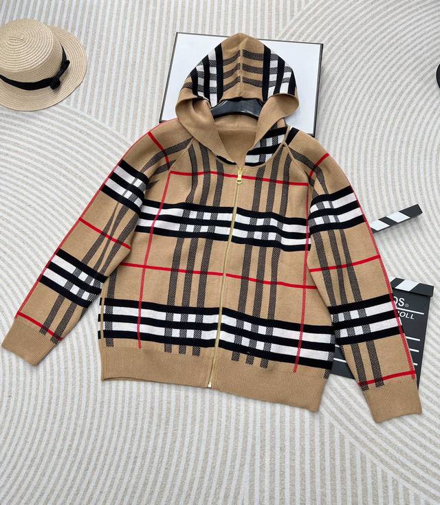 Burberry 博柏利 巴宝莉2024Fw早秋新款 双面穿经典格子针织连帽开衫，定染纱线 零色差 羊毛质地，摸起来滑滑软软非常舒服 不扎肉 所有条纹都是对格的