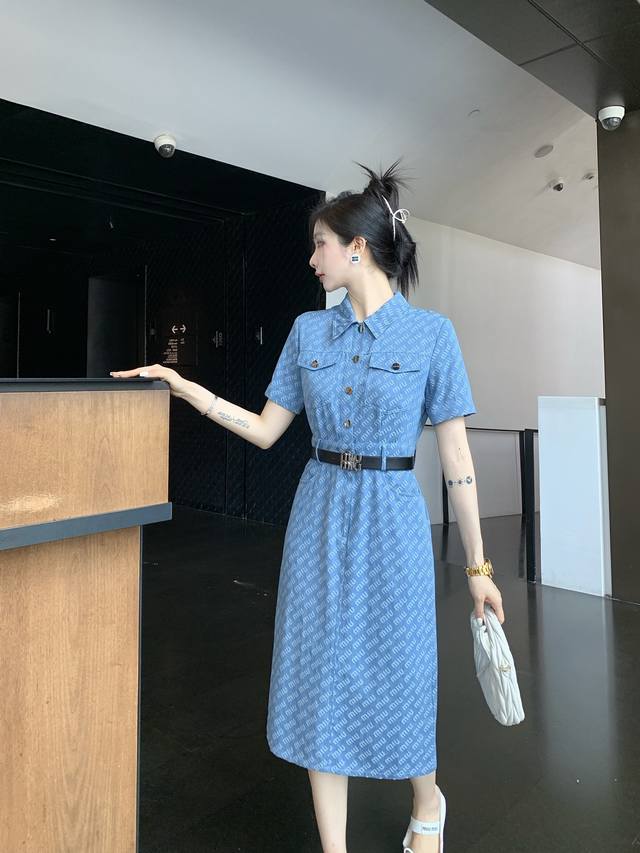 Miu Miu 缪缪2024夏季新款女士连衣裙，点缀miu Miu徽标，富有辨识度。面料经过水洗处理，尽显复古魅力，版型收腰设计配皮带时尚潮流，2色sml