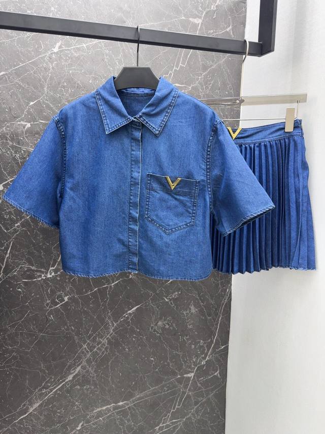 衬衫 半裙 Vltn 24Ss 春夏新品v字五金扣装饰扣牛仔套装 小短款翻领衬衫+压褶半裙 一套穿搭有种拉长身材比例的设计感 胸前五金字母logo点缀 面料轻薄