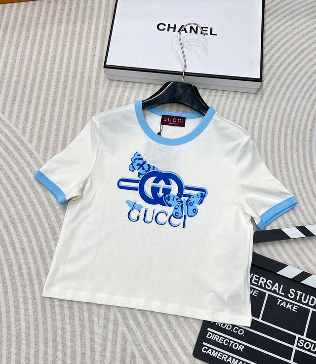 Gucci2024Ss早秋最新款印花棉质t恤这款简洁利落的t恤以粉色轻质针织棉匠心打造，中央饰有g*Cci复古标识蝴蝶印花 以现代视角焕新诠释品牌经典设计元素和