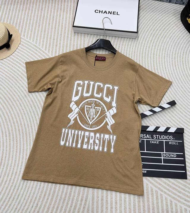 Gucci 校徽“Gu University”印花短袖t恤 前幅图案采用高密度弹力胶浆印，是一种结合了胶浆印花与弹性材料的创新印花工艺 宽松版型，打造日常随性风