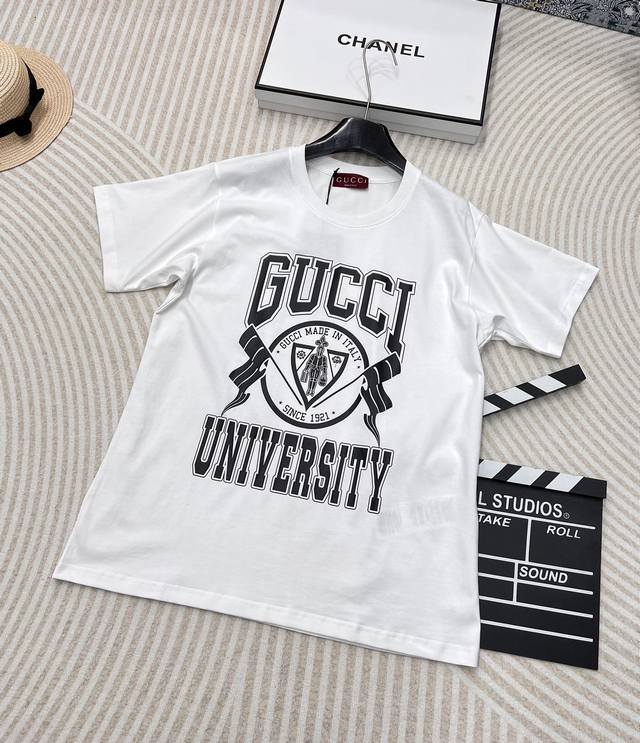 Gucci 校徽“Gu University”印花短袖t恤 前幅图案采用高密度弹力胶浆印，是一种结合了胶浆印花与弹性材料的创新印花工艺 宽松版型，打造日常随性风