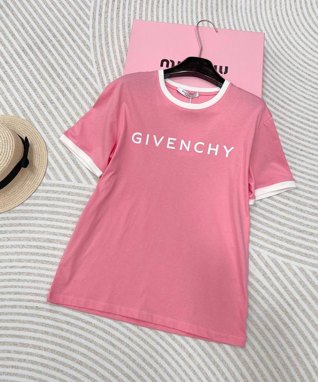 Givenchy24Ss 早春字母印花限定款t恤..经典的logo设计搭配拼色的设计。上身着实好看 面料采用定制的纯棉面料 手感细腻软弹有丝光质感 。个性满满的