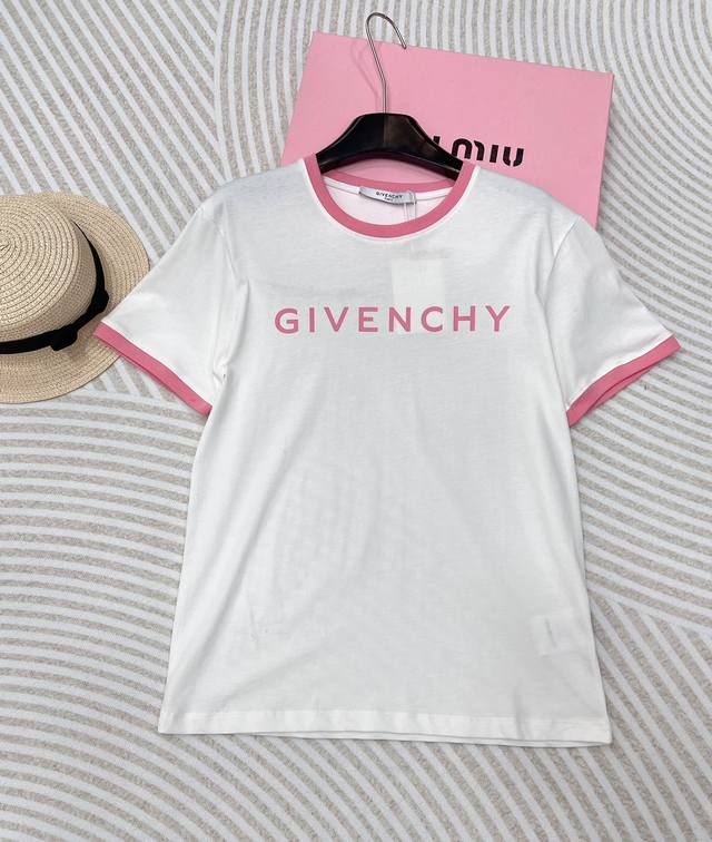 Givenchy24Ss 早春字母印花限定款t恤..经典的logo设计搭配拼色的设计。上身着实好看 面料采用定制的纯棉面料 手感细腻软弹有丝光质感 。个性满满的