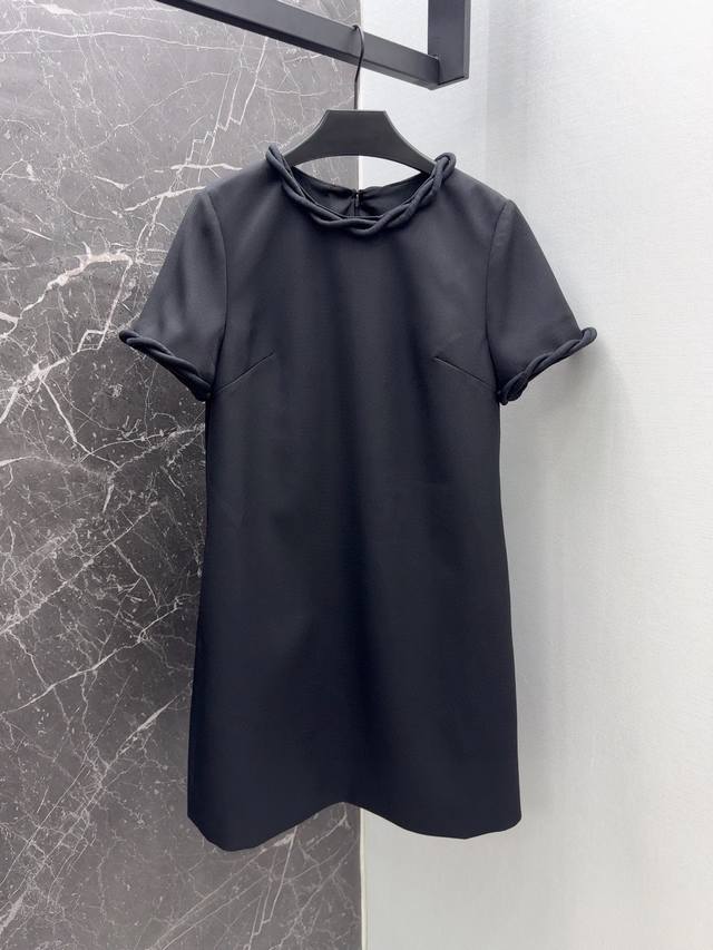 Vltn 24Ss 早秋新品花瓣链条装饰连衣裙 定制纯手工包条工艺 简洁大方的纯色连衣裙 利落的h版型剪裁对身材超级有包容性 领口及袖口链条装饰非常抢眼 面料质