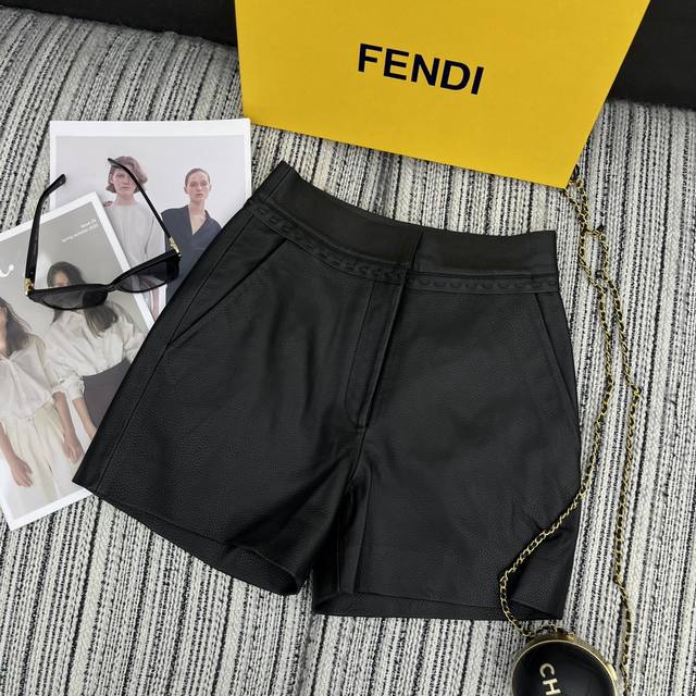 强烈推荐 24年春夏系列 Fend*新款高腰小绵羊皮短裤 高端品质 Sml