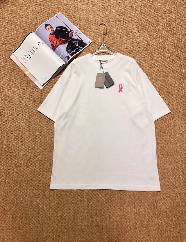 Balencia*Awe Are Pink 丝带logo大t-Shirt 定制纯棉面料 超好质感 垂坠有型 手感沉甸甸的 亲肤透气舒适 超级大版型的款 胸前丝带