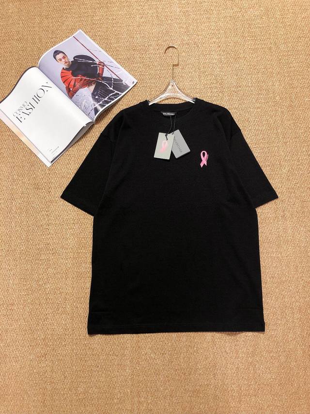 Balencia*Awe Are Pink 丝带logo大t-Shirt 定制纯棉面料 超好质感 垂坠有型 手感沉甸甸的 亲肤透气舒适 超级大版型的款 胸前丝带