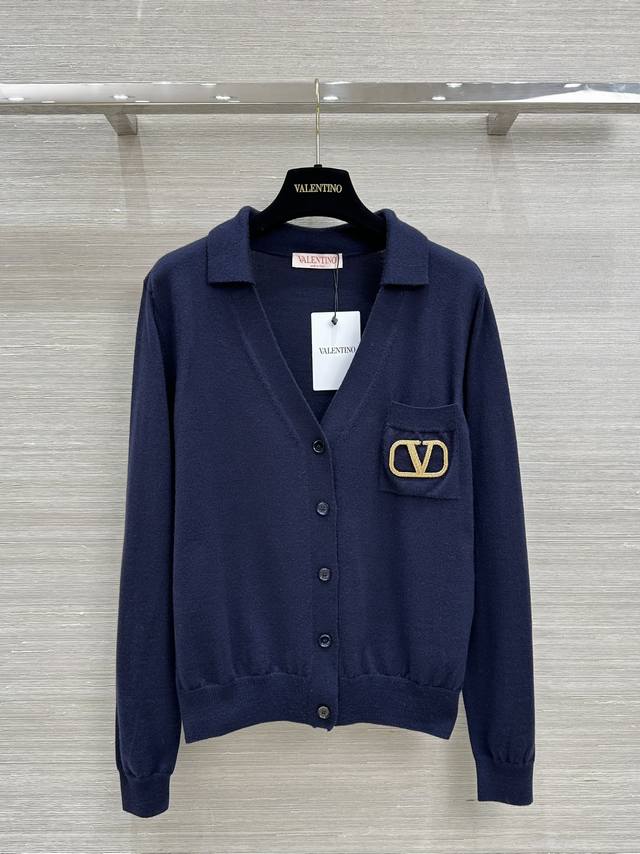 独家首发品质控必入！高端原单 Valentin* 24秋冬新品，极简polo领金色v口袋刺绣开胸上衣！重磅客供100%美丽奴羊毛可检测！Baby级亲肤。懂货的来