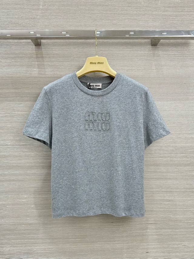 爆单推荐原单品质m I*Miu 24早秋限定新品！超级精致的字母logo刺绣短袖t恤。修身小短款版型超美！气质少女风减龄又时髦！定位字母贴布刺绣logo低调奢华